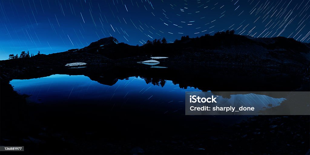 Lago de montaña y estrellas - Foto de stock de Cielo libre de derechos