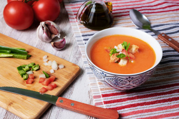 gazpacho, zuppa fredda tipica dell'andalusia a base di pomodoro, aglio, pepe e cipolla. su uno sfondo di legno bianco. - soup appetizer vegetable vegetarian food foto e immagini stock