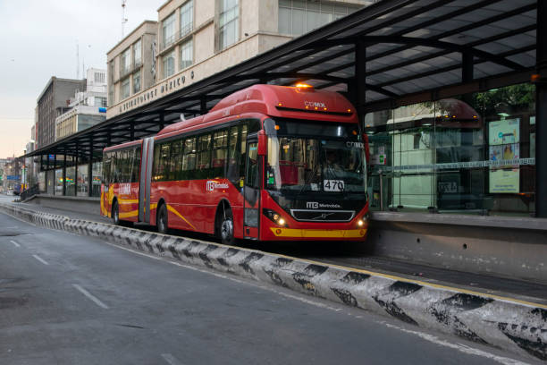 bus articulado en la ciudad de méxico - smog mexico mexico city air pollution fotografías e imágenes de stock