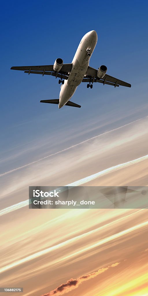jet Avión aterrizando al atardecer - Foto de stock de Avión libre de derechos