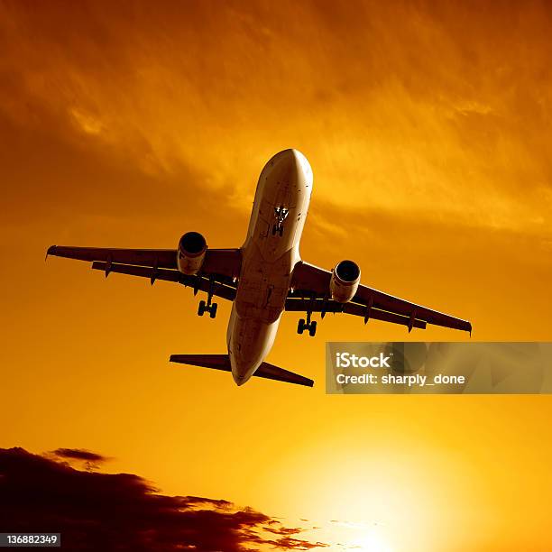 Xl ジェットから着陸する飛行機の夕暮れ - 輸送コンテナのストックフォトや画像を多数ご用意 - 輸送コンテナ, オレンジ色, カラフル