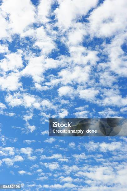 Xxl Nuvole E Cielo Blu Luminoso - Fotografie stock e altre immagini di Ambiente - Ambiente, Bellezza, Bellezza naturale