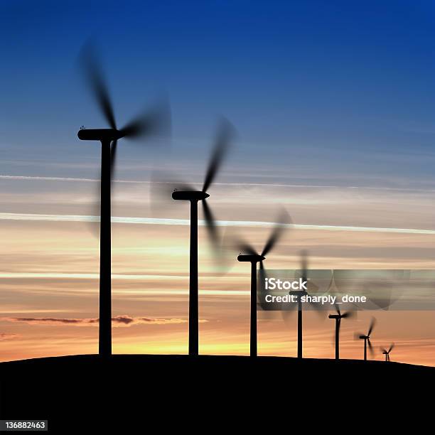 Xxl Wind Farmsilhouette Stockfoto und mehr Bilder von Abenddämmerung - Abenddämmerung, Agrarbetrieb, Ausrüstung und Geräte