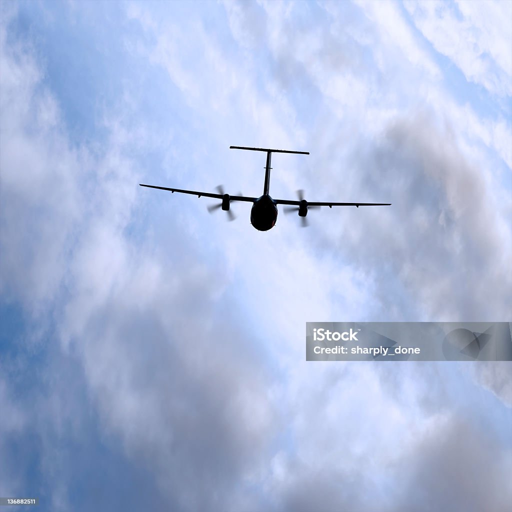 XL Samolot śmigłowy lecące w storm - Zbiór zdjęć royalty-free (Pogoda)