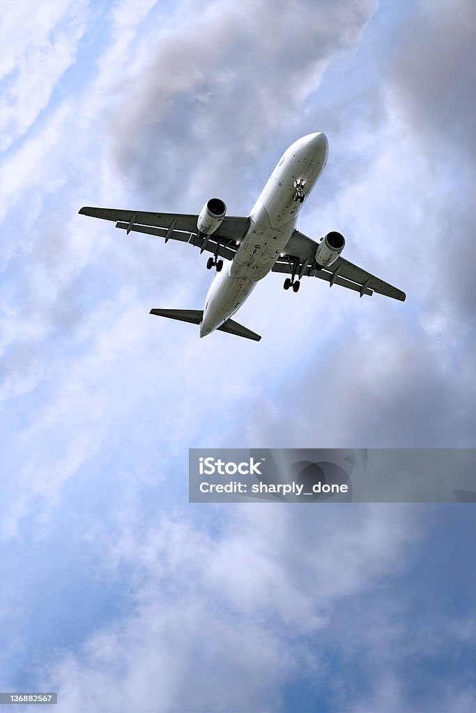 Реактивный Самолет идет на посадку в шторм - Стоковые фото Авиакосмическая промышленность роялти-фри