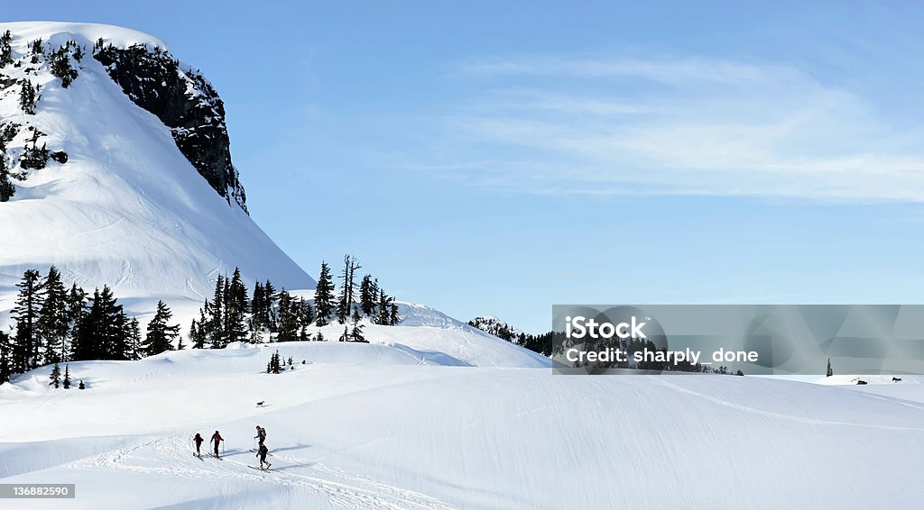 백컨트리 스키 어드벤처 - 로열티 프리 스키타기 스톡 사진