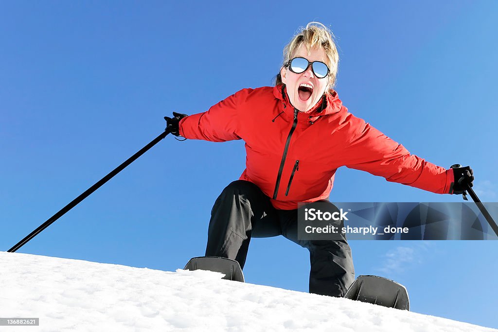 Caminhadas mulher de inverno - Foto de stock de Adulto royalty-free