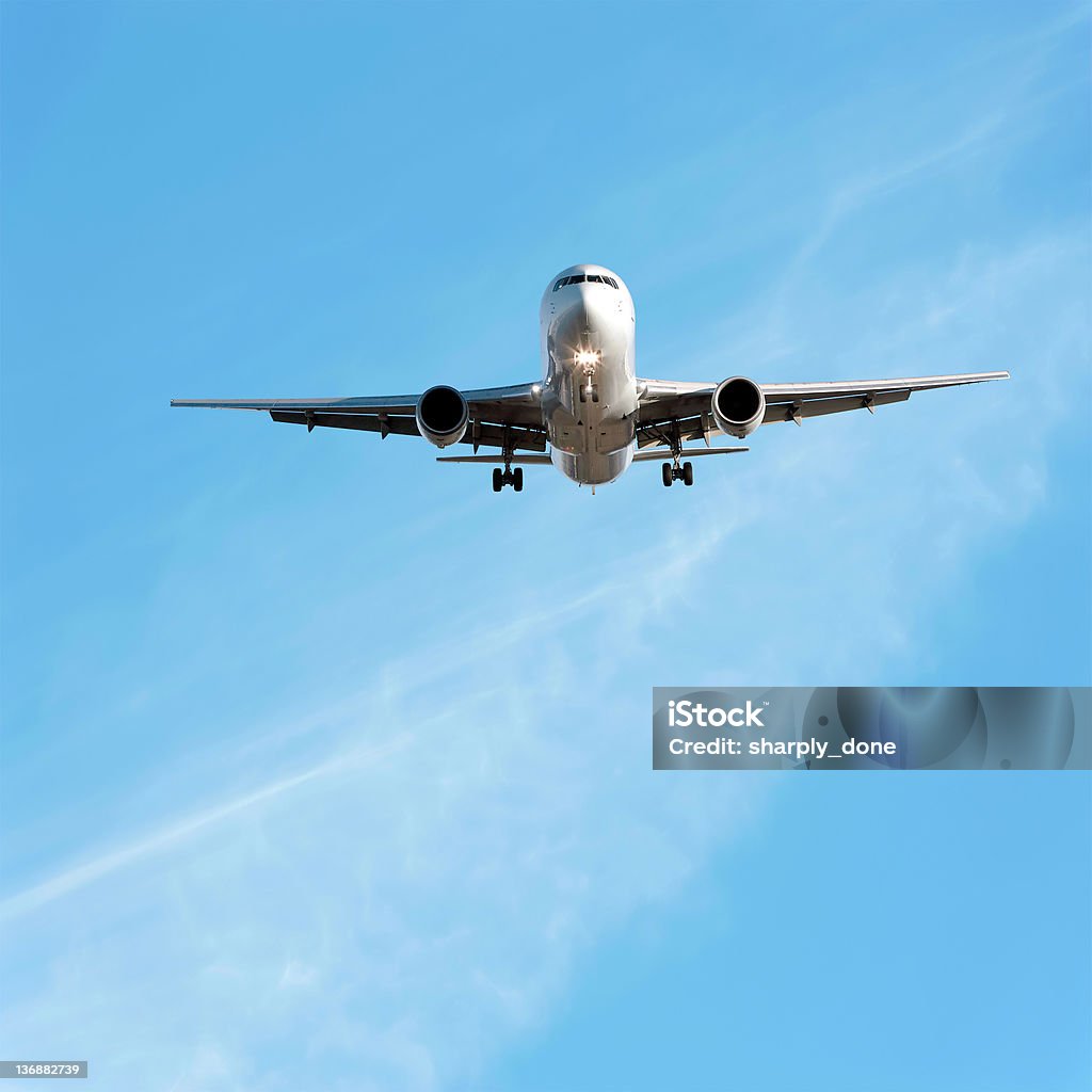 XL jet Avion atterrissant à bright sky - Photo de Arrivée libre de droits