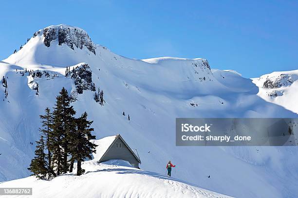 Inverno Montanha De Aventura - Fotografias de stock e mais imagens de Esqui - Esqui e snowboard - Esqui - Esqui e snowboard, Cabana - Estrutura construída, Colúmbia Britânica