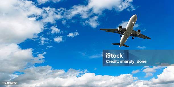 제트 비행기 상륙용 밝은 스카이 구름에 대한 스톡 사진 및 기타 이미지 - 구름, 비행기, 하강