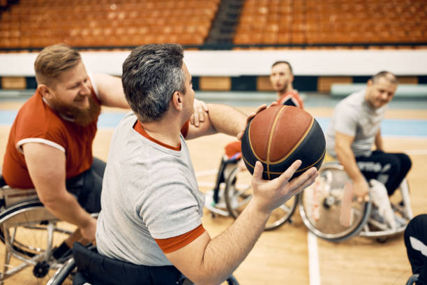 rivalità sulla partita di basket in carrozzina! - basket su sedia a rotelle foto e immagini stock