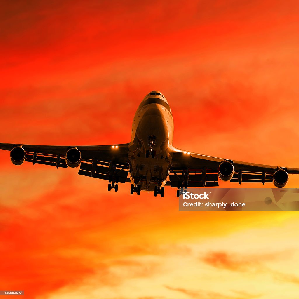 jumbo jet Samolot pasażerski lądowania na Zmierzch - Zbiór zdjęć royalty-free (Bez ludzi)
