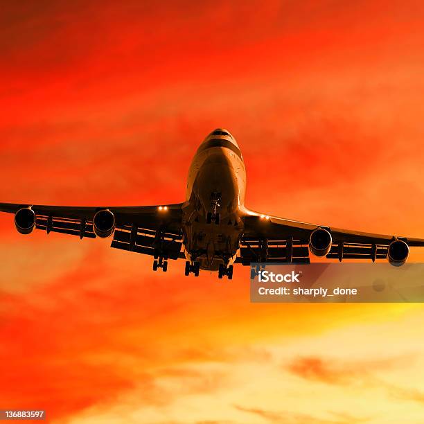 Jumbo Jet Samolot Pasażerski Lądowania Na Zmierzch - zdjęcia stockowe i więcej obrazów Bez ludzi - Bez ludzi, Brzask, Chmura