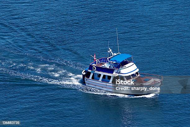 Lusso Barca A Motore - Fotografie stock e altre immagini di Acqua - Acqua, Ambientazione esterna, Andare in motoscafo