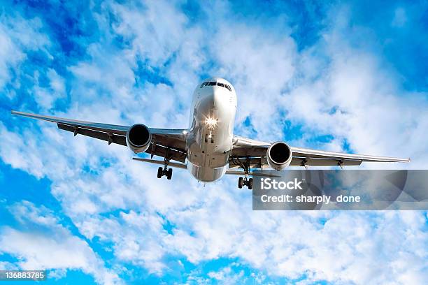 Foto de Avião A Jato No Céu Brilhante Landing e mais fotos de stock de Abaixo - Abaixo, Acima, Aproximar