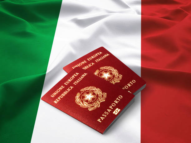 pasaporte de italia en la parte superior de la bandera italiana de satén - italiano idioma fotografías e imágenes de stock