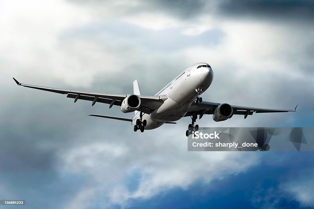 Odrzutowy Samolot pasażerski lądowania na storm - Zbiór zdjęć royalty-free (Bez ludzi)