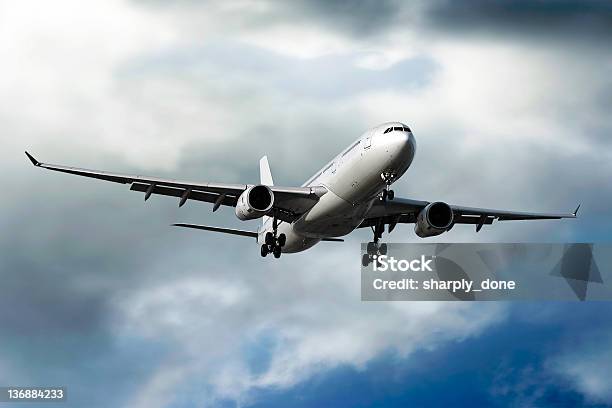 Odrzutowy Samolot Pasażerski Lądowania Na Storm - zdjęcia stockowe i więcej obrazów Bez ludzi - Bez ludzi, Biały, Burza