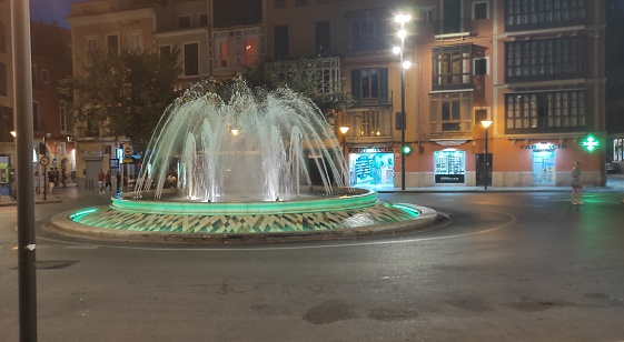 Image of a roundabout with a fountain in Palma de Mallorca at night