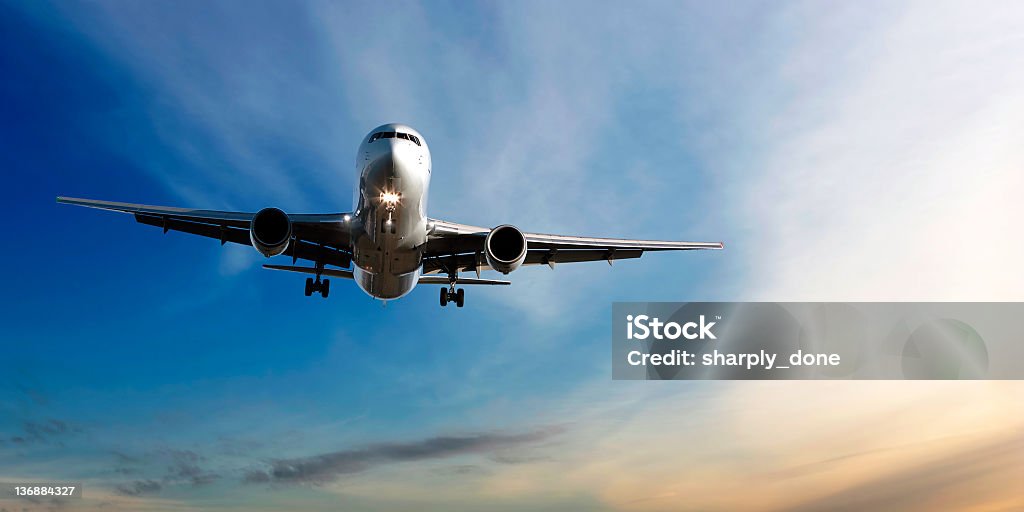 jet Avion atterrissant au crépuscule - Photo de Avion libre de droits