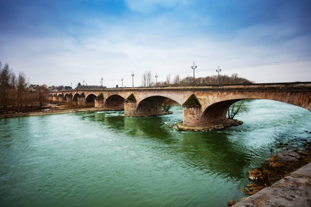 ロワール川とフランスのケ・デュ・シャトレ - orleans ストックフォトと画像