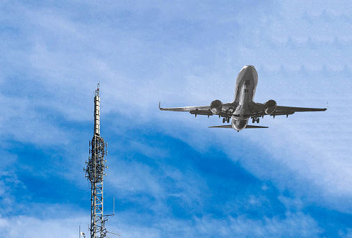 an air plane in the air to an airport and the interference of an 5g mobile phone antenna network