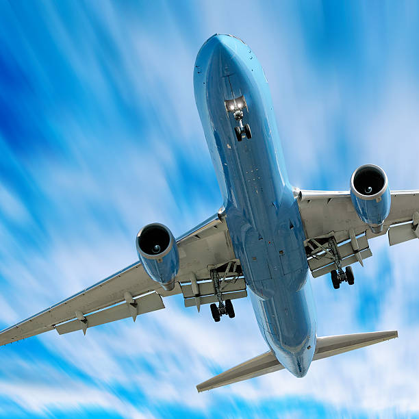 jet avión aterrizando en movimiento borroso sky - moviendo hacia abajo fotografías e imágenes de stock