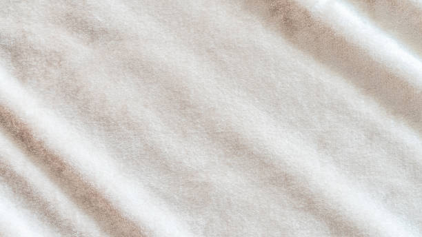 柔らかいふわふわのベルベットのサテン生地のメタリックカラー素材のコットンまたはウールで作られたベージュゴールドベルベットの背景またはベロアフランネルテクスチャー - felt textured textured effect textile ストックフォトと画像