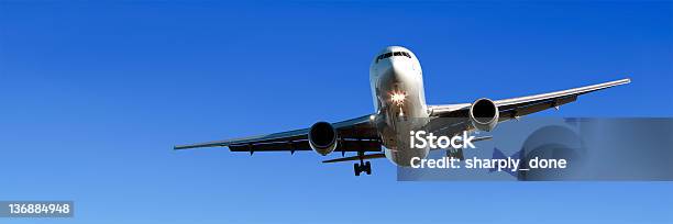 제트 비행기 상륙용 명확한 Blue Sky 상업용 항공기에 대한 스톡 사진 및 기타 이미지 - 상업용 항공기, 파란색 배경, 0명