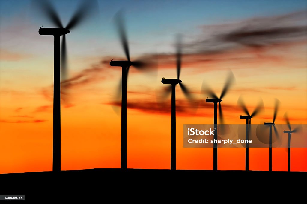 XL vento farm silhouette - Foto stock royalty-free di Neutralità del carbonio