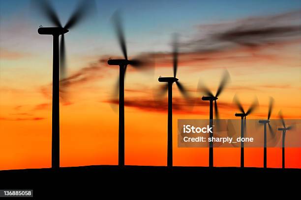 Xl Wiatr Farm Sylwetka - zdjęcia stockowe i więcej obrazów Neutralność węglowa - Neutralność węglowa, Krajobraz, Śmigło
