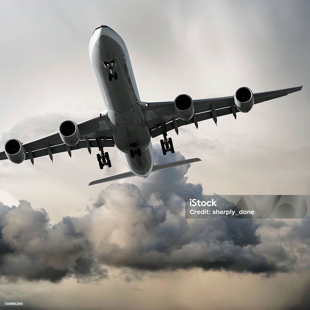 jet Avión aterrizando en tormenta - Foto de stock de Acercarse libre de derechos