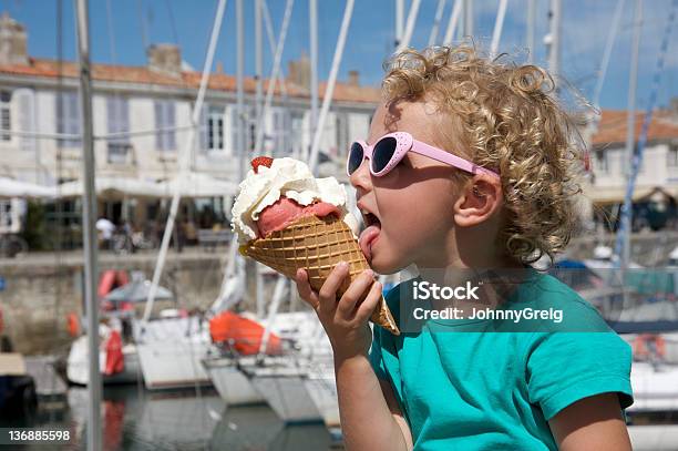 Ребенок С Мороженым — стоковые фотографии и другие картинки Иль-де-Ре - Иль-де-Ре, Мороженое, Морское судно