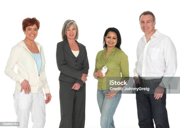 Photo libre de droit de Quatre Personnes Différentes Sur Blanc banque d'images et plus d'images libres de droit de Fond blanc - Fond blanc, Personne humaine, Âges mélangés