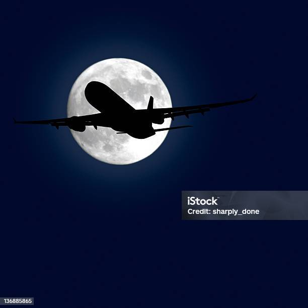 Samolot Odrzutowy Wznosić Się W Nocy - zdjęcia stockowe i więcej obrazów Bez ludzi - Bez ludzi, Bezchmurne niebo, Biały