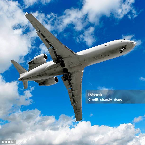 Corporate Jet Passagierflugzeug Landung In Bright Sky Stockfoto und mehr Bilder von Abheben - Aktivität