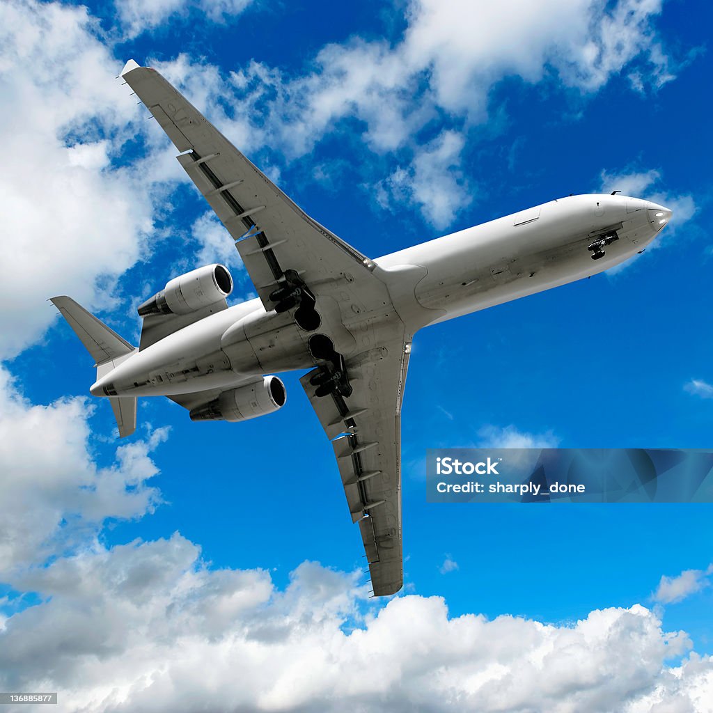 jet avion d'atterrissage dans un ciel clair - Photo de Affaires libre de droits