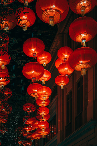 During the Chinese New Year, red lanterns are hung on Lee Tung Street, which has a very traditional Chinese festival atmosphere at night.