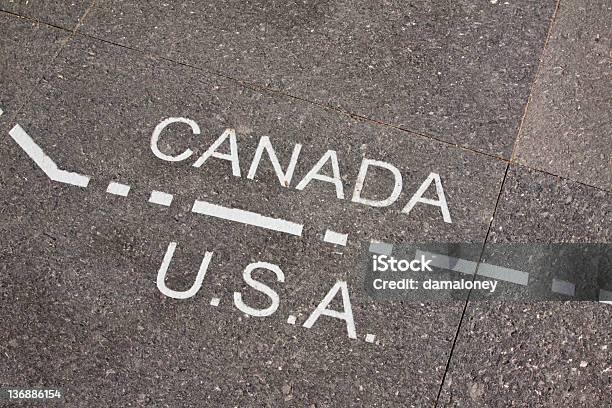 Canadá Y Estados Unidos Línea Divisoria Foto de stock y más banco de imágenes de Canadá - Canadá, EE.UU., Frontera