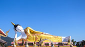liegende-buddha-statue-auf-strahlend-blauem-himmelshintergrund-in-phra-die-doi-khum-tempel-in.jpg?b=1&s=170x170&k=20&c=8IoToCS9RHKuxqEcFWyjQL3RvAClVpmPqnN03U1Q3K0=