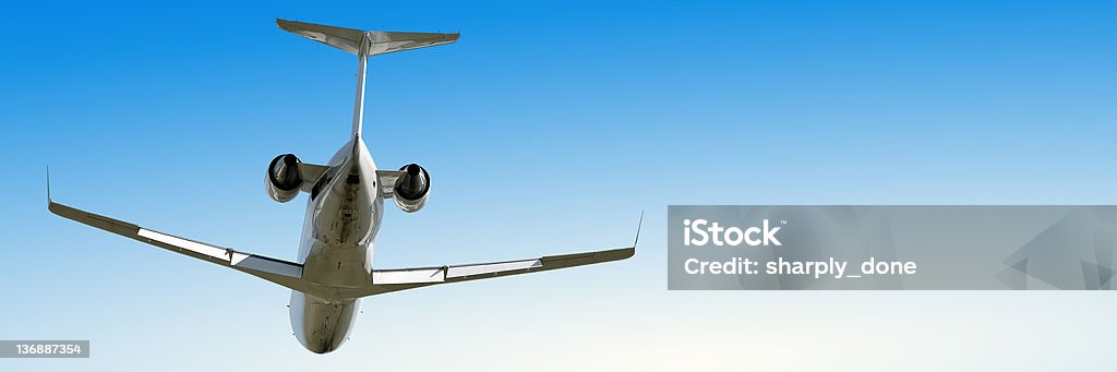 Odrzutowiec korporacyjny Samolot latający na niebieski niebo jasne - Zbiór zdjęć royalty-free (Bez ludzi)