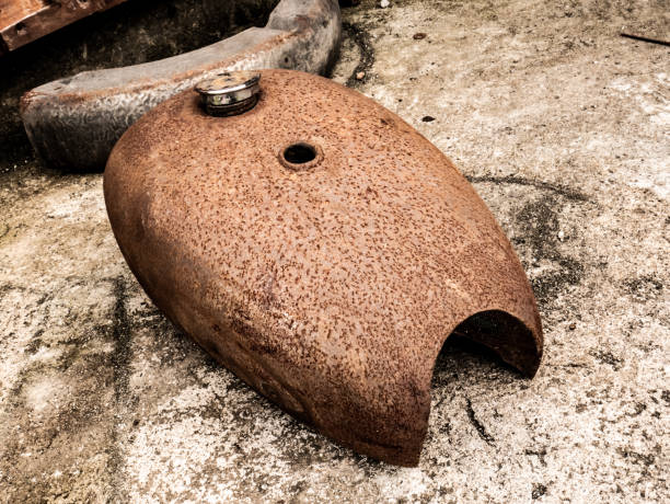 serbatoio del gas della moto arrugginito a causa delle condizioni meteorologiche - rusty storage tank nobody photography foto e immagini stock