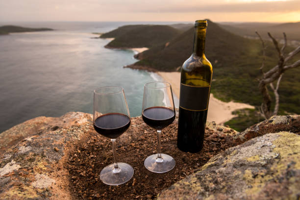 vin rouge au coucher du soleil - port stephens new south wales australia coastline photos et images de collection