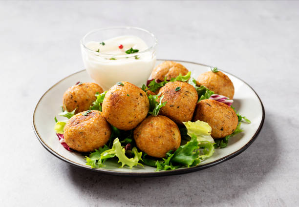 Vegetarian chickpeas falafel balls Vegetarian chickpeas falafel balls with fresh green salad. Traditional Middle Eastern and arabian food. kosher starter recipes stock pictures, royalty-free photos & images