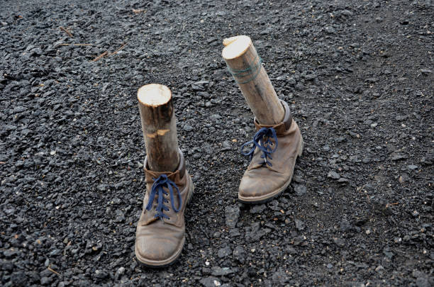 dans les bottes en cuir, deux piquets et un pantalon coupé du pantalon formeront la base des effets cinématographiques des scènes de bataille et de l’amputation des pieds lors de l’explosion. prothèse de pied, tobrouk, el alamein - alamein photos et images de collection