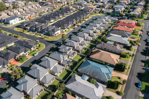 filas de casas muy similares en los suburbios exteriores de sydney, australia - cortador de masa fotografías e imágenes de stock