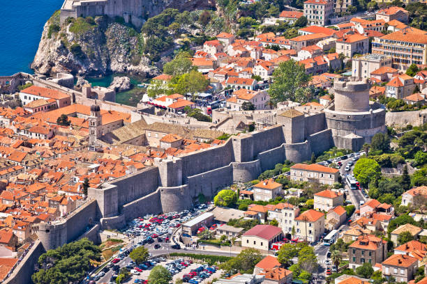 dubrovnik. vista da cidade histórica de dubrovnik fortes muros de defesa - ploce - fotografias e filmes do acervo