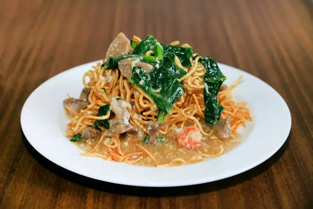 Ifumi is a kind of Chinese food. This food is in the form of noodles that have been boiled and then fried again until they are crisp in the form of a nest. Then on it doused with stir-fried vegetables, usually called cap cay.