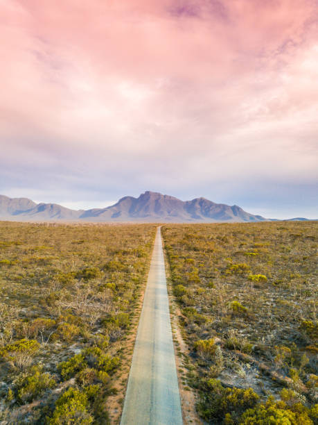 Straight Road Road heading towards mountain range bluff knoll stock pictures, royalty-free photos & images