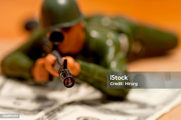 Soldier Y Dinero Foto de stock y más banco de imágenes de Ahorros - Ahorros, Apuntar, Arma